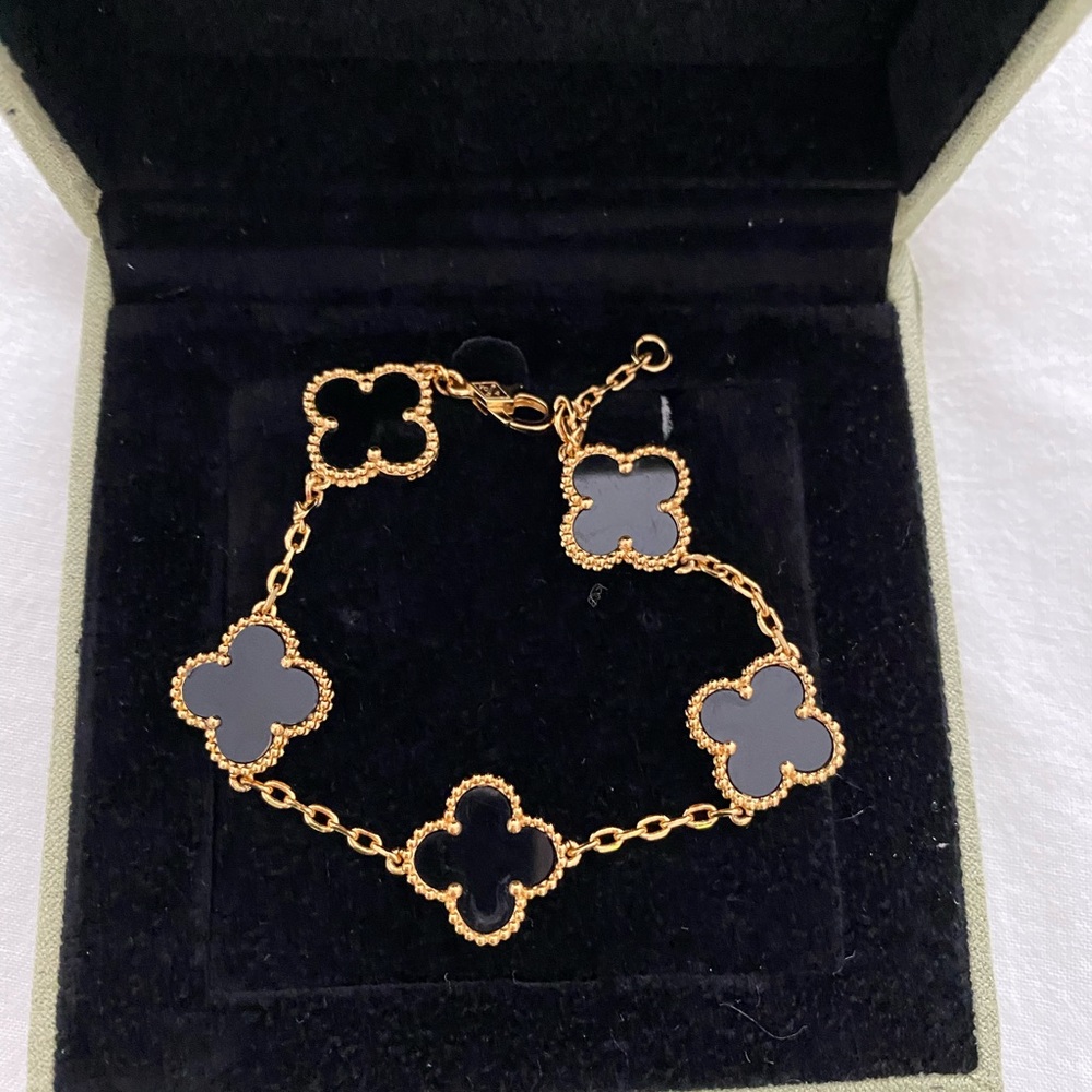 Pretty VC bracelet.like new .